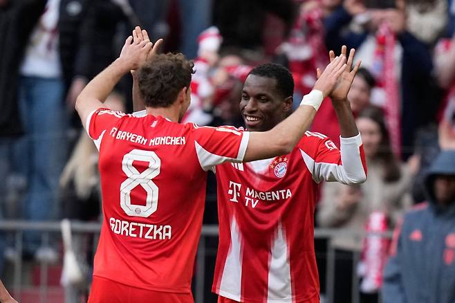 이번 시즌 첼시서 바이에른 뮌헨으로 임대 이적해 온 공격수 잭슨(뒤)의 완전 이적이 불발됐다. AP뉴시스