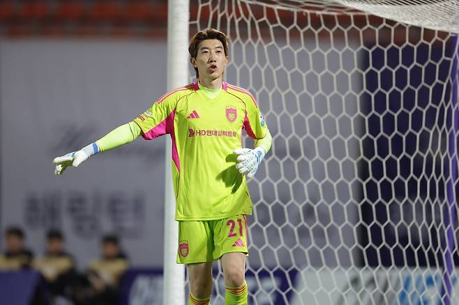 울산 조현우가 22일 FC안양과 원정경기 도중 동료들의 수비 위치를 지정해주고 있다. 사진제공｜한국프로축구연맹