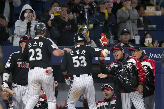 8일 경남 창원NC파크에서 열린 프로야구 2026 KBO리그 LG 트윈스와 NC 다이노스의 경기. LG 염경엽 감독이 6회 초 1사 1루 상황 홈런을 친 LG 5번 천성호를 격려하고 있다. 2026.4.8 연합뉴스