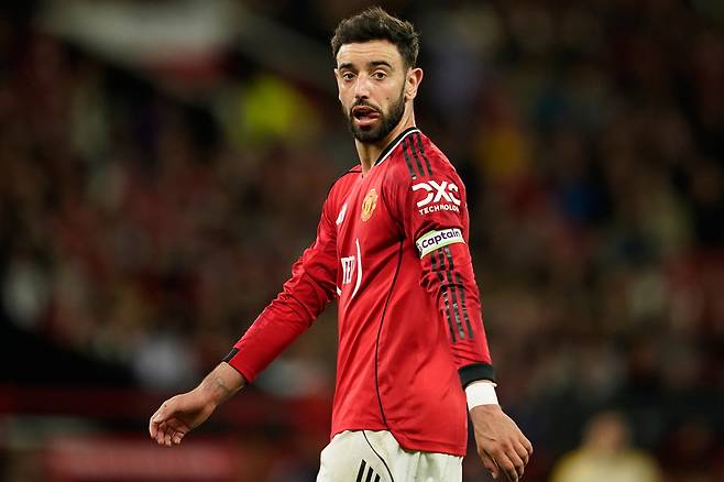 맨체스터 유나이티드 브루노 페르난데스가 28일 브렌트퍼드전에서 그라운드를 바라보고 있다. AP연합뉴스