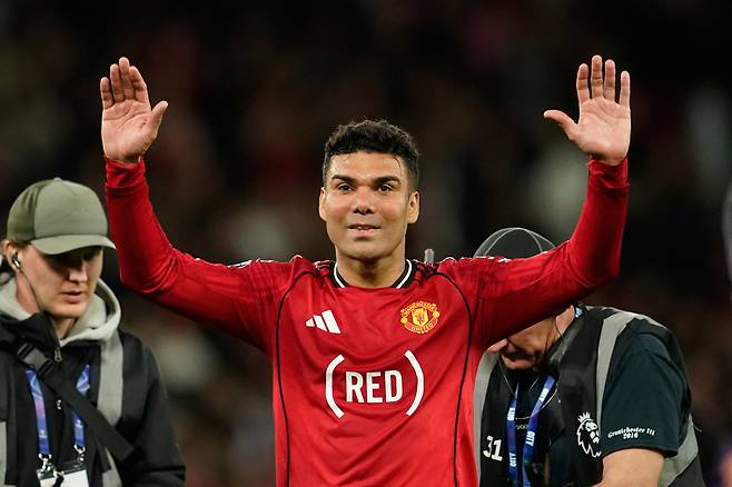 맨유 카세미루가 28일 브렌트퍼드전 승리 후 기뻐하고 있다. AP연합뉴스