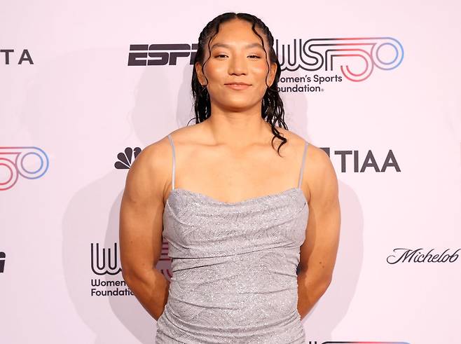 2024년 미국 뉴욕에서 열린 여성 스포츠 선수 재단 연례 파티에서 기념 사진을 찍는 올리비아 피차도. 게티이미지코리아