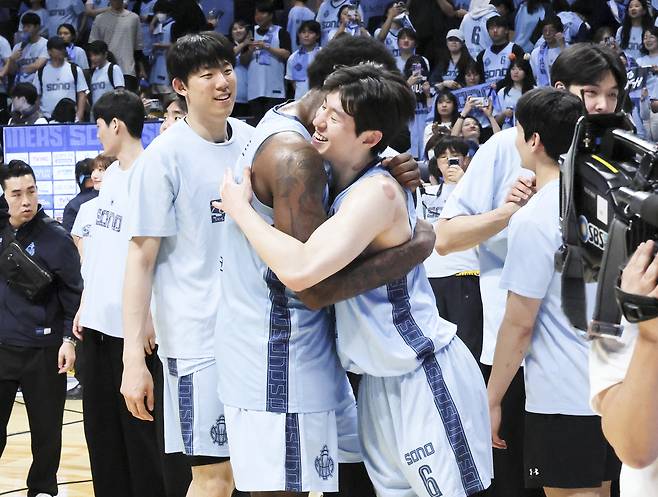 고양 소노 이정현이 이 27일 창원 LG를 꺾고 프로농구 챔피언결정전 진출을 확정한 뒤 네이던 나이트와 기쁨의 포옹을 나누고 있다. 연합뉴스