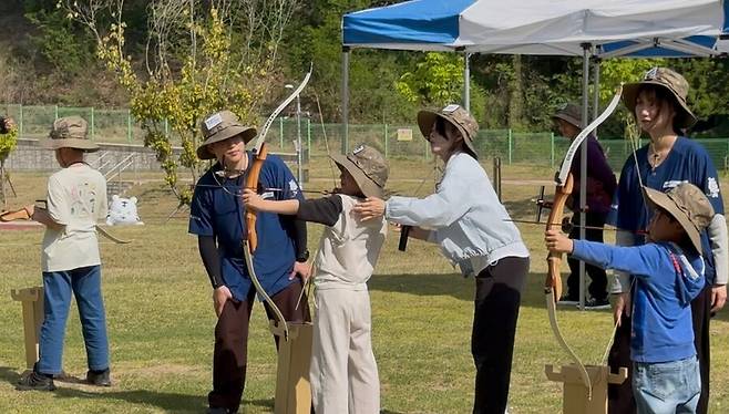 ▲ 국민체육진흥공단이 스포츠를 접하기 어려운 지역을 찾아 체험 행사를 열었다. '짱콩' 장혜진이 양궁을 가르쳤다. ⓒ국민체육진흥공단