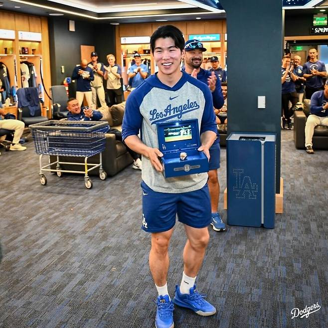 ▲ 김혜성이 2025 월드시리즈(WS) 우승반지를 수령하며 활짝 웃고 있다. ⓒLA 다저스 SNS