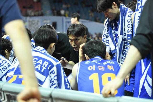 김효범 감독(가운데)이 선수들에게 작전 지시를 내리고 있다. /사진=KBL 제공