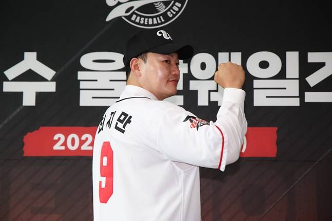 포지를 취하는 최지만. /사진=울산 웨일즈