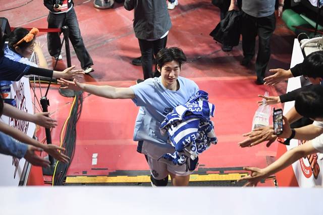 고양 소노 이근준이 팬들과 인사를 나누고 있다. /사진=KBL 제공