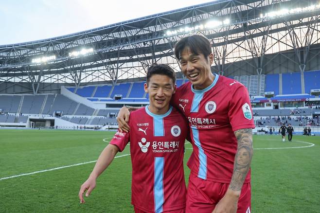 용인FC 김민우(왼쪽)과 석현준이 26일 용인미르스타디움에서 열린 김해FC전 승리 이후 기뻐하고 있다. /사진=용인FC 제공