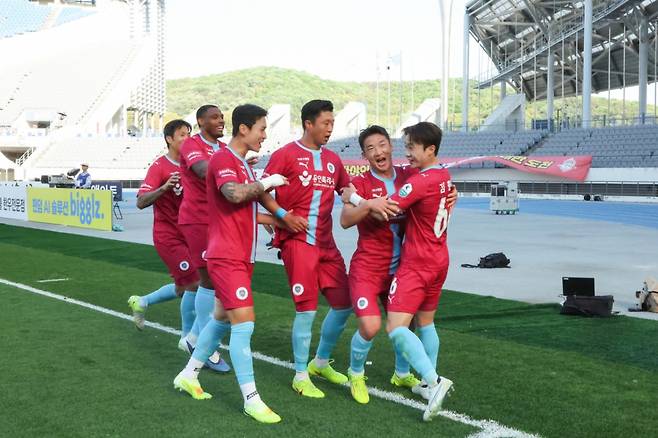 용인FC 김민우(오른쪽 두 번째)가 26일 용인미르스타디움에서 열린 김해FC전에서 골을 넣은 뒤 동료들과 기뻐하고 있다. /사진=용인FC 제공