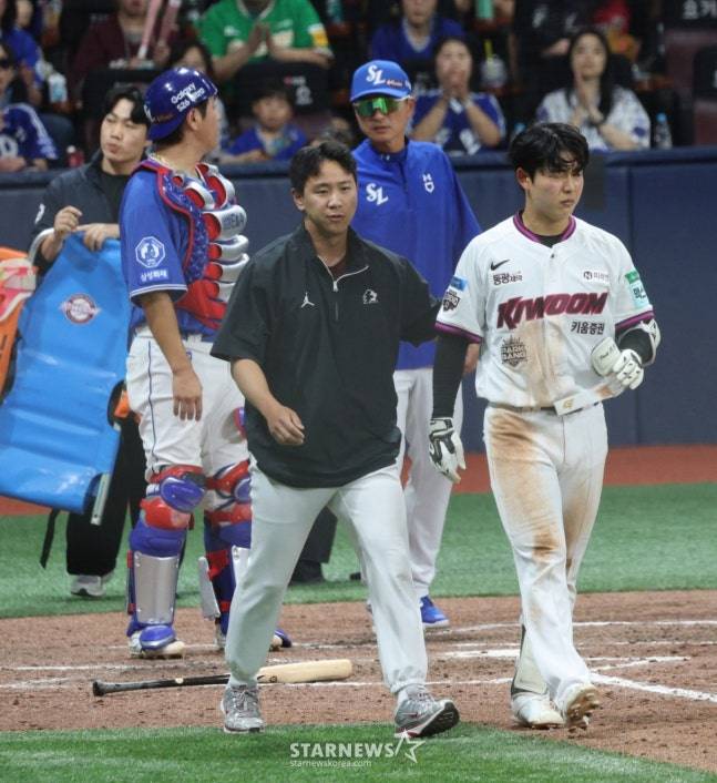 키움 히어로즈 박수종(오른쪽)이 27일 2026 신한 SOL KBO리그 삼성 라이온즈와 홈경기 8회말에 미야지 유라의 공에 귀 부분을 맞고 한참 뒤 일어나 1루로 걸어나가고 있다. /사진=김진경 대기자