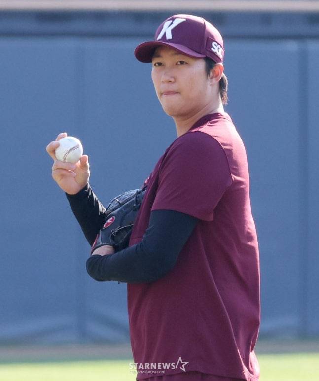 몸을 풀고 있는 안우진. /사진=김진경 대기자