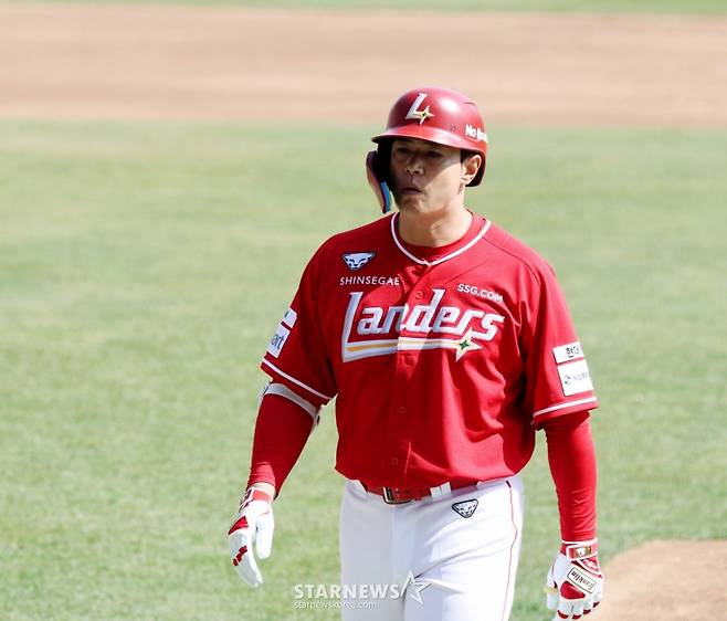 SSG 랜더스 김재환이 지난달 28일 인천 SSG랜더스필드에서 열린 KIA 타이거즈전에서 외야플라이로 물러나고 있다. /사진=강영조 선임기자