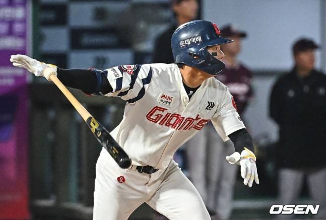 알칸타라 상대로 2타점 적시 3루타를 친 장두성.