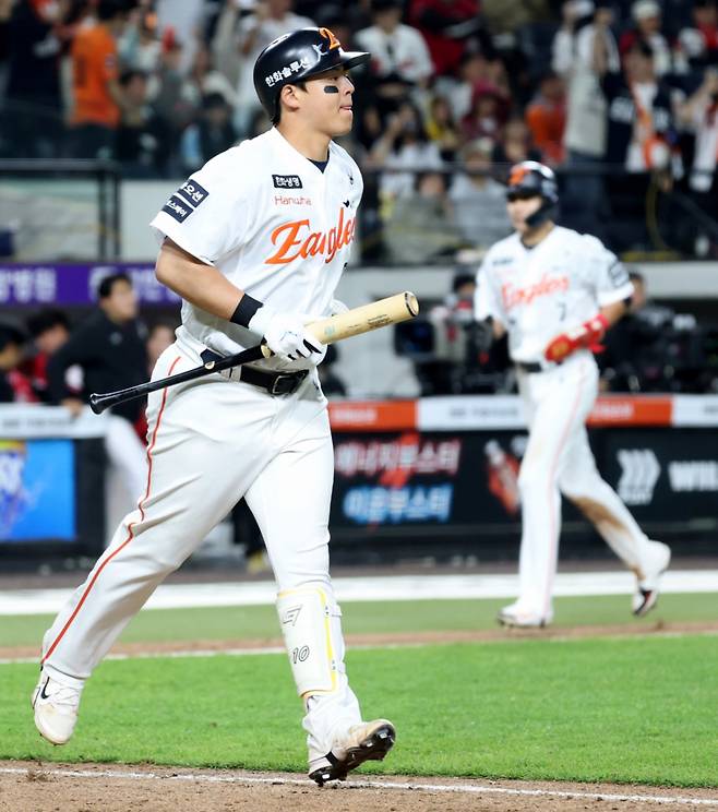 한화 이글스 노시환(왼쪽)이 28일 대전 한화생명볼파크에서 열린 2026 신한 SOL KBO리그 SSG 랜더스와 홈경기에서 10회말 밀어내기 끝내기 볼넷을 골라내 1루로 걸어나가고 있다. /사진=뉴스1