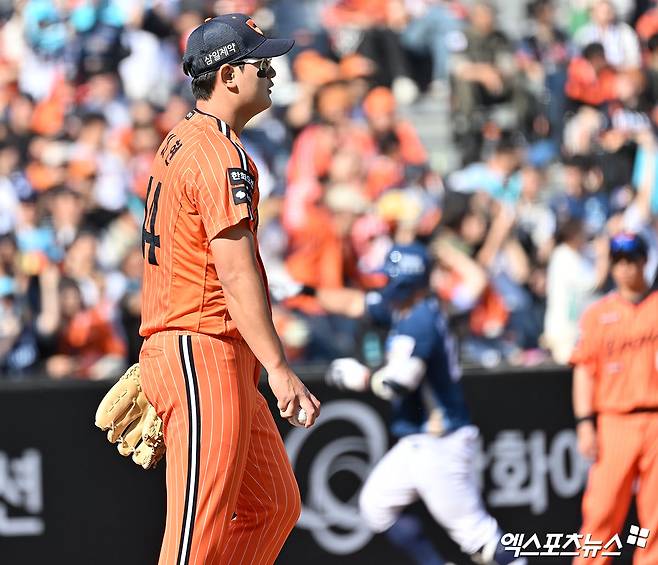 김경문 감독이 이끄는 한화는 28일 대전 한화생명 볼파크에서 SSG 랜더스와 정규시즌 3차전을 치른다. 한화는 10승14패(0.417)로 두산 베어스와 함께 공동 7위에 올라 있다. 9위 키움 히어로즈와의 격차가 0.5경기 차에 불과하다. 한화는 이날 경기 앞두고 양상문 투수코치가 건강상의 이유로 엔트리에서 말소됐다. 전날 공지 대로 투수 김서현(사진)이 2군에 내려갔으며 원종혁이 1군 엔트리에 합류했다. 엑스포츠뉴스DB