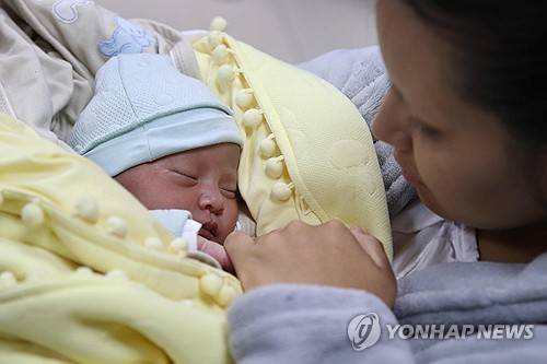 태어나는 아이들 [EPA=연합뉴스]