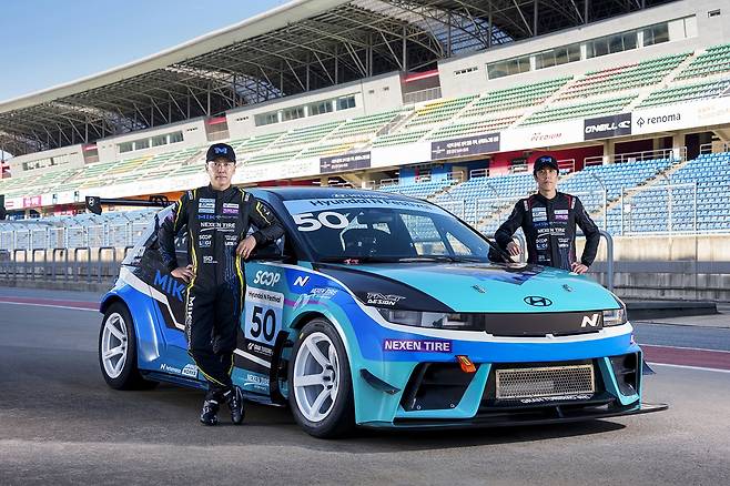 MIK 레이싱의 경주차와 드라이버 슈트 [MIK 레이싱 제공. 재판매 및 DB 금지]