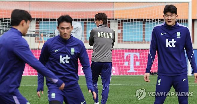 훈련지켜보는 홍명보 감독 (빈[오스트리아]=연합뉴스) 최재구 기자 = 오스트리아전을 하루 앞둔 30일(현지시간) 축구 국가대표팀 홍명보 감독이 경기가 열릴 에른스트 하펠 스타디움에서 훈련을 지켜보며 생각에 잠겨 있다. 2026.3.31 jjaeck9@yna.co.kr