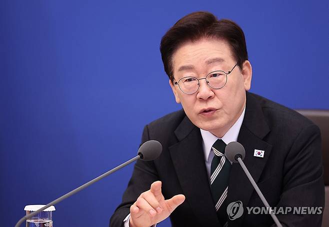 이재명 대통령, 국무회의 발언 (서울=연합뉴스) 김도훈 기자 = 이재명 대통령이 28일 청와대에서 열린 국무회의 겸 비상경제점검회의에서 발언하고 있다. 2026.4.28 superdoo82@yna.co.kr