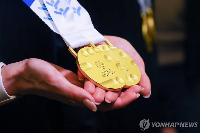 아티스틱스위밍 월드컵을 통해 수영 무대에 복귀한 러시아가 획득한 금메달 [TASS=연합뉴스]