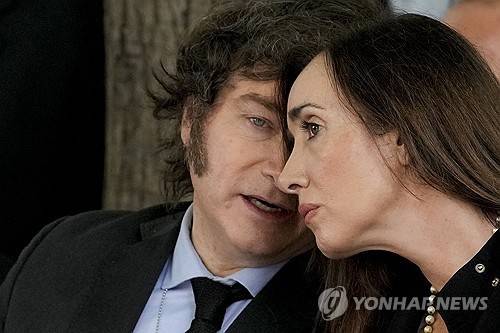 밀레이와 비야루엘 (부에노스아이레스 AP=연합뉴스 자료사진) 2024년 3월 18일 옛 이스라엘 대사관 터에서 열린 행사에서 아르헨티나의 하비에르 밀레이(왼쪽) 대통령과 빅토리아 비야루엘(오른쪽) 부통령이 얘기를 나누고 있다. (AP Photo/Natacha Pisarenko, File) 2025.4.28.