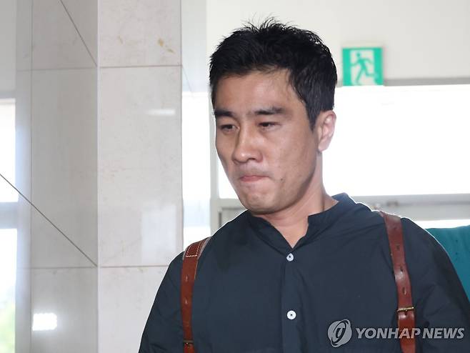 특검 출석하는 전직 해병 이관형 씨 (서울=연합뉴스) 이동해 기자 = 임성근 전 해병대 1사단장 구명 로비 의혹을 정치권에 제보한 전직 해병 이관형 씨가 21일 참고인 신분으로 조사를 받기 위해 서울 서초한샘빌딩에 위치한 순직해병특별검사팀으로 출석하고 있다. 2025.8.21 eastsea@yna.co.kr