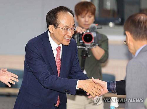 2·28 기념사업회 찾은 추경호     (대구=연합뉴스) 김현태 기자 = 국민의힘 추경호 대구시장 예비후보가 28일 오전 대구 중구 2.28 민주화 운동 기념사업회를 방문해서 관계자들과 인사하고 있다. 2026.4.28
    mtkht@yna.co.kr