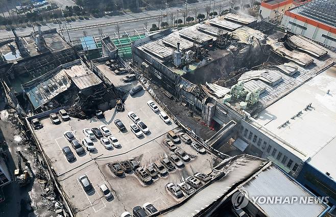 뼈대만 남은 차량 대형 화재가 발생한 대전 대덕구 안전공업 외관을 하늘에서 바라본 모습 [연합뉴스 자료사진]