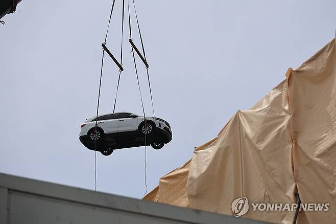 39일 만에 옮겨지는 안전공업 직원 차량 (대전=연합뉴스) 이주형 기자 = 28일 오전 대전 대덕구 안전공업 동관 일대에서 화재 현장 철거 작업이 진행되고 있다. 경찰과 소방·노동 당국이 화재 원인을 조사 중인 가운데, 안전공업 측은 이날 동관 옥상 주차장에 방치 중이던 차량을 이송하며 현장 감식을 위한 철거작업을 시작했다. 2026.4.28 coolee@yna.co.kr