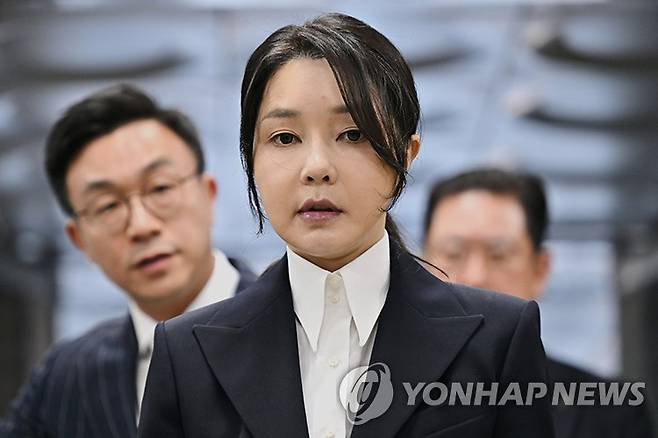 법원 출석하는 김건희 [AP=연합뉴스 자료사진. 재판매 및 DB 금지]