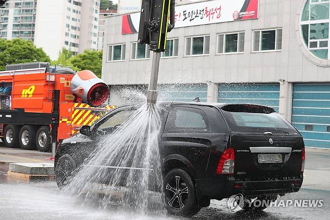 분출구에서 뿜어나오는 물줄기     (춘천=연합뉴스) 강태현 기자 = 28일 오후 강원 춘천소방서 주차장에서 도내에서 처음으로 도입된 '무인파괴방수차' 시연회가 열리고 있다.
    춘천소방은 콘크리트 블록 파괴, 차량 관통 방수와 화재 진압, 방수포를 활용한 건물 화재 진압 등 재난 상황을 가정한 다양한 방식으로 시연에 나섰다. 사진은 파괴 피어싱에 달린 분출구에서 고압의 물이 뿜어져 나오는 모습. 2026.4.28 taetae@yna.co.kr