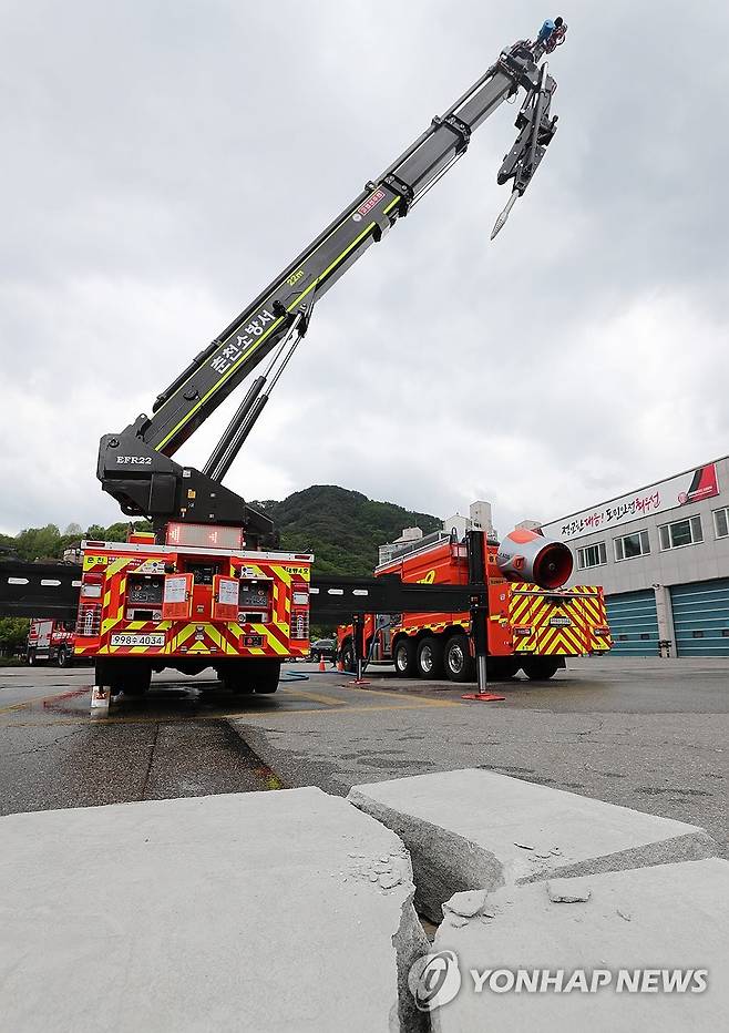 세 동강이 난 콘크리트 블록     (춘천=연합뉴스) 강태현 기자 = 28일 오후 강원 춘천소방서 주차장에서 도내에서 처음으로 도입된 '무인파괴방수차' 시연회가 열리고 있다.
    춘천소방은 콘크리트 블록 파괴, 차량 관통 방수와 화재 진압, 방수포를 활용한 건물 화재 진압 등 재난 상황을 가정한 다양한 방식으로 시연에 나섰다. 사진은 무인파괴방수차에 달린 파괴 피어싱에 의해 세 동강이 난 콘크리트 블록의 모습. 2026.4.28 taetae@yna.co.kr