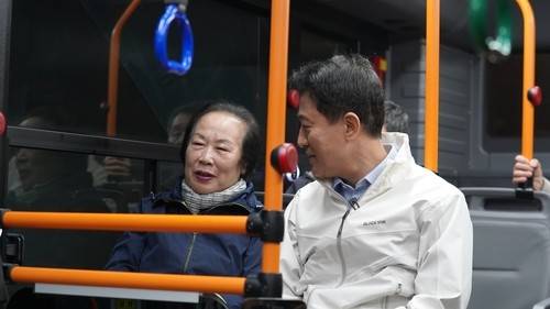 출근길 청소 노동자와 대화하는 국민의힘 오세훈 서울시장 후보 [오세훈 서울시장 후보 캠프 제공. 재판매 및 DB 금지]