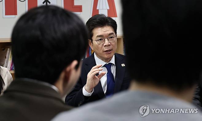 청년ㆍ예비 창업가 만난 정원오 서울시장 후보 (서울=연합뉴스) 김인철 기자 = 더불어민주당 정원오 서울시장 후보가 28일 서울 동대문구 경희대학교 캠퍼스타운 삼의원창업센터에서 열린 찾아가는 간담회:청년기업가 및 예비창업자 편에서 참석자들과 대화하고 있다. 2026.4.28 yatoya@yna.co.kr