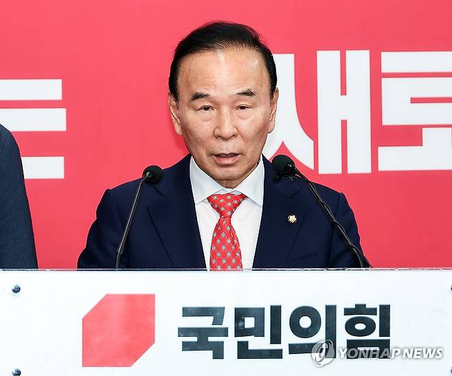 국민의힘 박덕흠 공관위원장, "대구시장 후보에 추경호" (서울=연합뉴스) 배재만 기자 = 국민의힘 박덕흠 공천관리위원장이 26일 서울 여의도 당사에서 브리핑을 열고 6·3 지방선거 대구시장 후보에 추경호 의원을 확정했다고 밝히고 있다. 2026.4.26 scoop@yna.co.kr