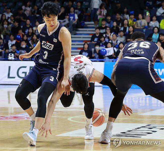막아야 해 (부산=연합뉴스) 강선배 기자 = 28일 부산 사직체육관에서 열린 2025-2026 프로농구 부산 KCC와 안양 정관장 4강 PO 3차전 경기. 정관장 변준형이 KCC 허웅의 반칙으로 넘어지고 있다. 2026.4.28 sbkang@yna.co.kr