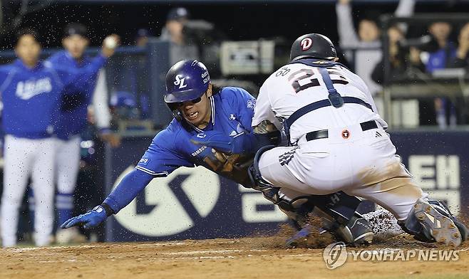 흥미로운 경기 (서울=연합뉴스) 박동주 기자 = 28일 서울 잠실야구장에서 열린 프로야구 삼성과 두산의 경기. 
    10회초 1사 2루 삼성 최형우의 적시타때 김성윤이 홈인하고 있다. 2026.4.28 pdj6635@yna.co.kr