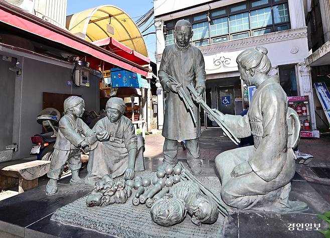 2005년 시장 한쪽에 조성된 ‘푸성귀전’ 조형물. 과거 신포시장의 뿌리였던 채소 시장의 역사를 보여주고 있다. 2026.4.24 /조재현기자 jhc@kyeongin.com