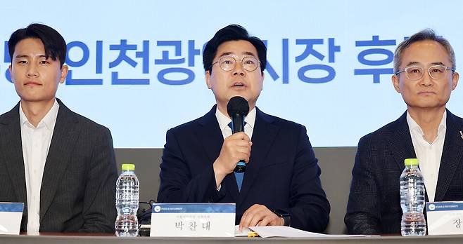 ▲ 더불어민주당 인천시장 후보인 박찬대(연수구갑) 국회의원이 물류 AI 산업과 AI 커넥티드카·사이버보안 분야 공약을 발표하고 있다. &nbsp;/양진수기자 photosmith@incheonilbo.com