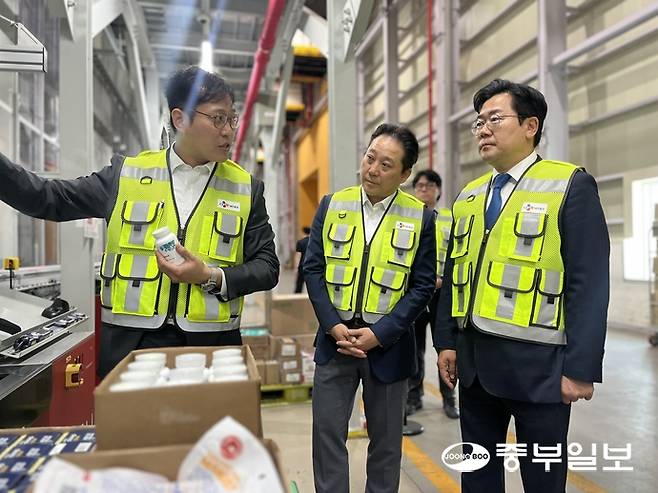 더불어민주당 박찬대 인천시장 후보가 29일 오전 중구 CJ대한통운 인천 글로벌권역물류센터(GDC)를 방문해 관계자로부터 AI 기술이 접목된 스마트 물류 시스템에 대한 설명을 듣고 있다. 김종하 기자