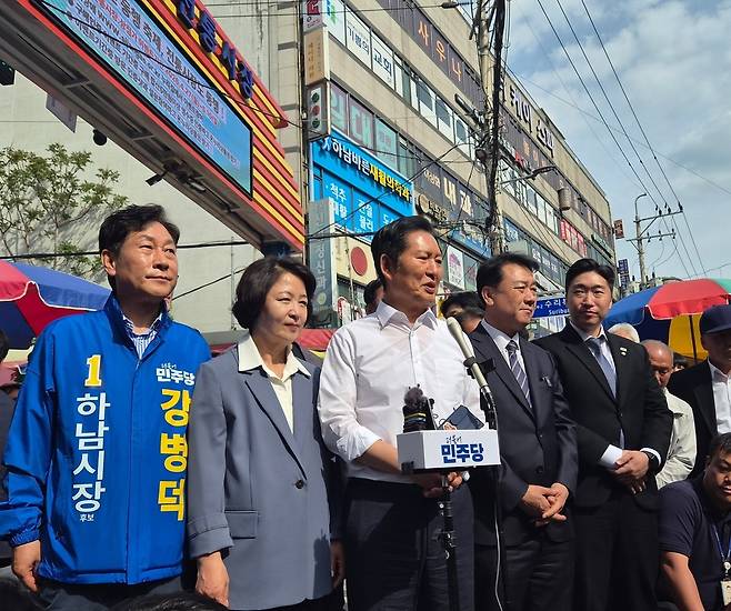 29일 하남 덕풍시장 순회를 마치고 (왼쪽부터)더불어민주당 강병덕 하남시장 후보, 추미애 경기지사 후보, 정청래 당대표, 이광재 하남갑 보궐선거 후보, 김용만(하남을) 국회의원이 취재진과 만나 질의응답을 하고 있다. 김기웅 기자 woong@kihoilbo.co.kr