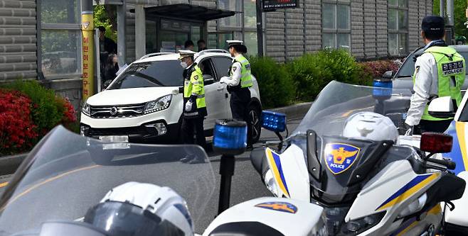 29일 대전 서구 도안동의 한 도로에서 우회전 위반 차량 집중단속이 실시된 가운데 경찰이 우회전 통행 방법을 위반한 차량 운전자를 계도하고 있다. 이성희 기자