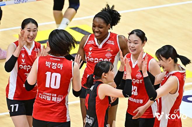 인터넷 방송 플랫폼 SOOP이 여자프로배구 페퍼저축은행 AI페퍼스 인수를 추진 중인 가운데, 인수 여부가 빠르면 30일 최종 결정될 것으로 알려졌다. 사진은 AI페퍼스 선수들의 경기 모습. /KOVO 제공