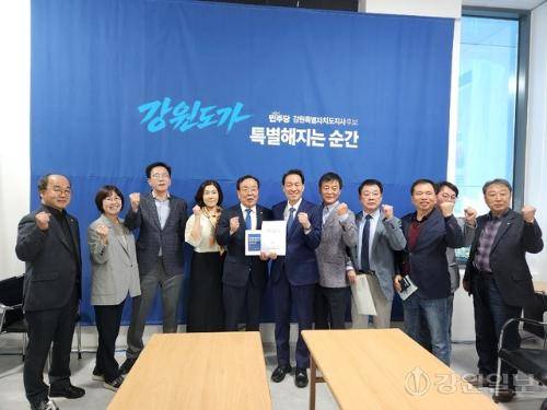◇우상호 더불어민주당 강원도지사 후보가 강원예총을 비롯한 도내 문화예술계 인사들과 간담회를 마친 뒤 단체사진을 찍고 있다. 사진=이은호기자