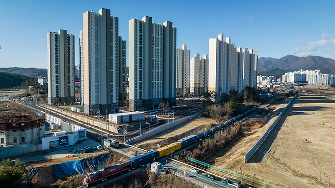 울산 울주군 온양읍 발리건널목 인근 '온산선(온산역-남창역)' 옆으로 대규모 아파트단지가 조성되고 있는 가운데 유해 화학물질로 분류되는 '황산'을 수송하는 열차가 건널목을 지나가는 모습. 울산매일 포토뱅크