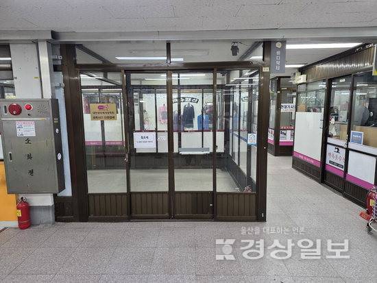 ▲ 28일 찾은 울산 남구 신정시장 상가건물에 공실이 방치돼 있다. 신정시장은 1층 점포를 2층으로 이전하고, 1층에 창업 공간을 마련할 계획이다.