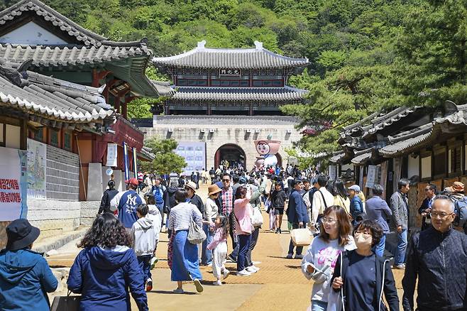 전통 가치와 MZ세대를 동시에 겨냥한 ‘2026 문경찻사발축제’가 오는 5월 1일 문경새재에서 막을 올린다. 사진은 지난해 축제장 모습. /문경시 제공