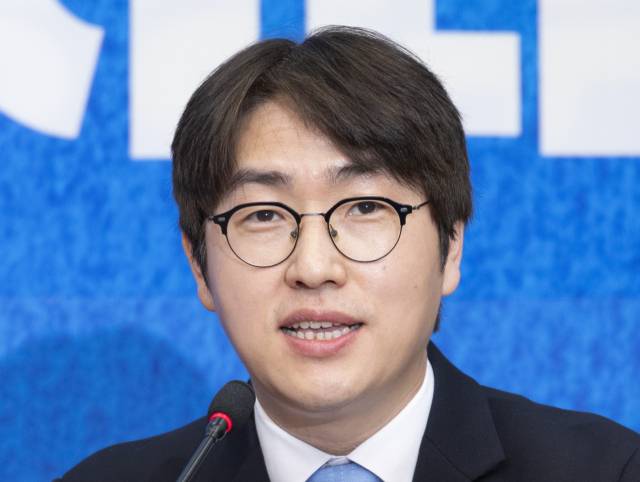 6·3 재보선에서 부산북구 갑에 출마할 것으로 예상되는 하정우 전 청와대 AI 수석이 29일 국회에서 열린 더불어민주당 인재 영입식에서 정치 입문 소감과 포부를 말하고 있다. 연합뉴스