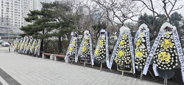 대구지법 제11부 형사부(이영철 부장판사)는 지난달 25일 아동학대 살해 혐의를 받는 30대 친부에게 징역 13년을 선고했다. 이날 선고에 앞서 법원 앞에는 친부의 엄벌을 촉구하는 근조화환이 줄지었다. 대구일보 DB.